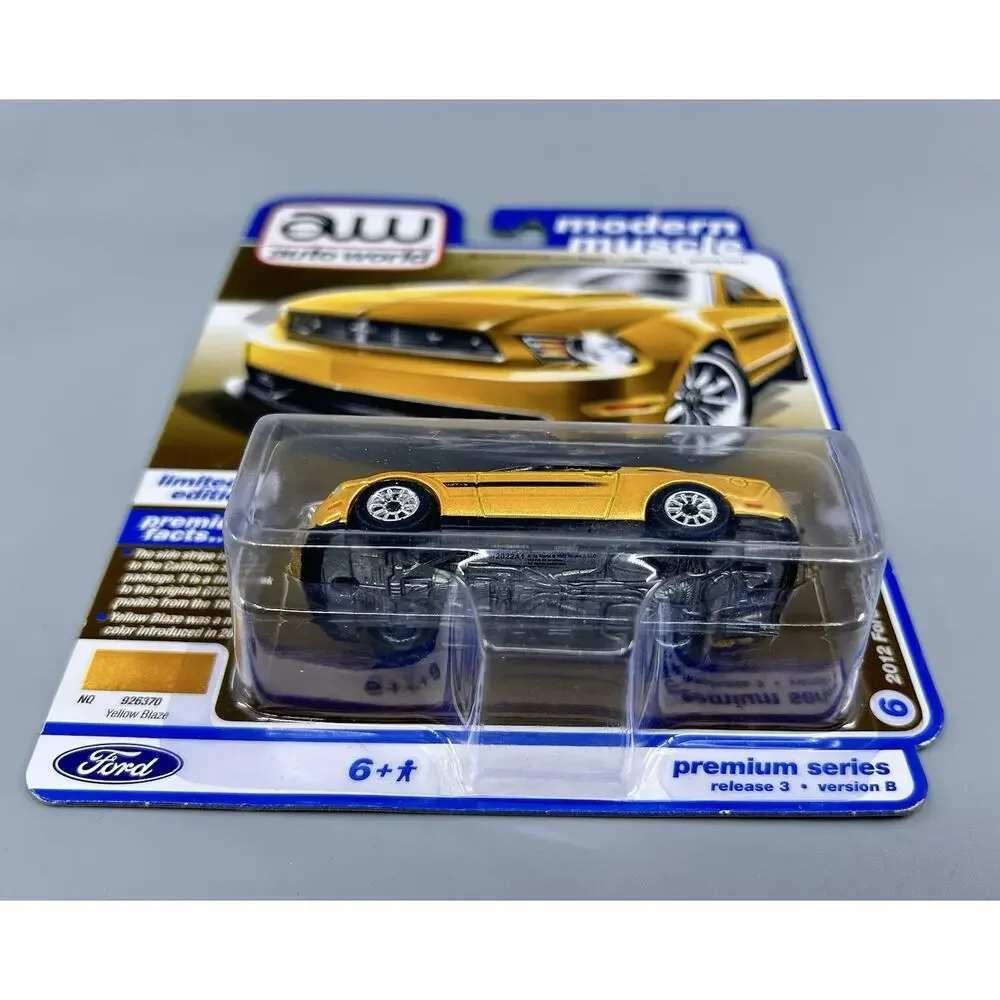 Auto World 2012 FORD Mustang GT/CS Yellow Blaze Modern Muscle Diecast 1:64 NOC